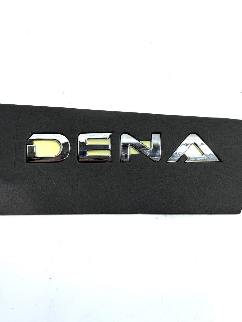 آرم DENA روی در صندوق عقب	ایساکویی